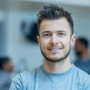 Samuel Johnson, chef cuisinier, heureux après avoir perdu 15 kilos grâce au programme de perte de poids.