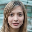 Emily Brown, professeure de yoga, énergique et tonique grâce au programme de maintien en forme.